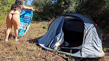 Campista al aire libre recibe creampie interno en el bosque público Campista al aire libre recibe creampie interno en el bosque público