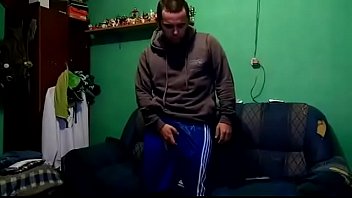 Com shorts adidas azul brilhante dessa vez Com shorts adidas azul brilhante dessa vez