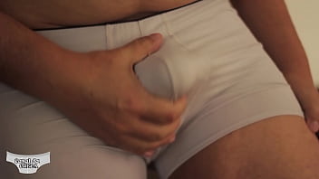 Socando uma bronha de cueca branca Socando uma bronha de cueca branca