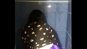 Mi novia sacudiendo las nalgas