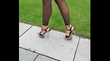 Humeur du jour combie résille et jupe en vinyle vient découvrir si j'ai mis