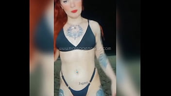 Masajista pelirroja en la playa de copacabana