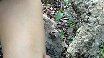 अजनबी ने सौतेली माँ को जंगल में मूतते हुए देखा फिर घोड़ी बनाकर चोदा