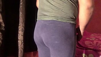 Cross de closet dandose unas nalgadas y modelando leggins Cross de closet dandose unas nalgadas y modelando leggins