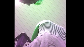 Por baixo da saia na fila da verdureira Por baixo da saia na fila da verdureira