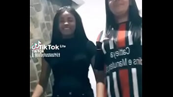 Mãe e filha rebolando Mãe e filha rebolando