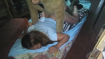 Con mi pareja tenemos sexo en cuatro contra al cama en el piso Con mi pareja tenemos sexo en cuatro contra al cama en el piso