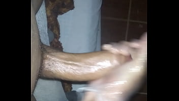 Punheta de homem com gozada