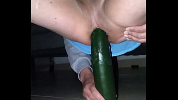 Pepino grande insertado en el ano Pepino grande insertado en el ano