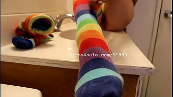 Hot latina chick showing her feet Hot latina chick showing her feet