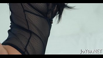 Teen beauty in a solo fingering