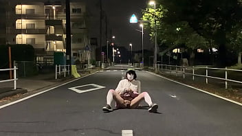 ミニスカノーパンの女装まゆが深夜の住宅街で大股開き ミニスカノーパンの女装まゆが深夜の住宅街で大股開き
