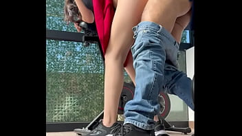 Secretaria argentina recibiendo leche de su jefe