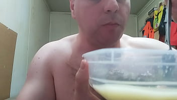 Imi place foarte mult sa ma masturbez la webcam sa imi beau pisatul si sa imi mananc sperma