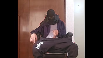 Joven juega con su verga hasta que se corre Joven juega con su verga hasta que se corre