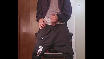 Joven juega con su verga hasta que se corre