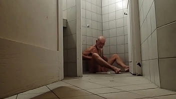 A poil dans les toilettes A poil dans les toilettes