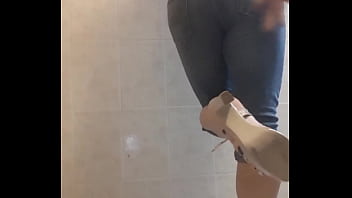 Trans modelando sus nalgas y su nuevo outfit