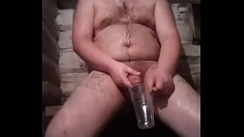 Русский гей принимает ЗОЛОТОЙ ДОЖДЬ и начинает мастурбировать Русский гей принимает ЗОЛОТОЙ ДОЖДЬ и начинает мастурбировать