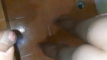 Botando leche en el culo de mi mujer Botando leche en el culo de mi mujer