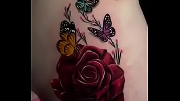 Casi se ve el pussy de mi mujer enseńando su tatuaje Casi se ve el pussy de mi mujer enseńando su tatuaje