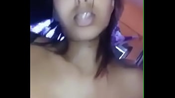 Novinha cavalgando na rola