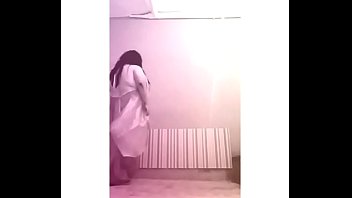 Ardiente pasarela en vestido de noche