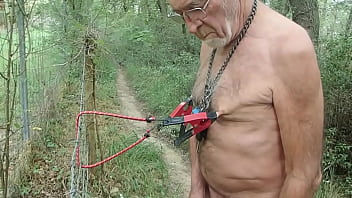 Cbt avec des pinces a tetons et lourd ball stretcher Cbt avec des pinces a tetons et lourd ball stretcher