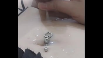 Batendo e gozando muito leitinho