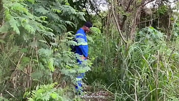 Seguiu o trabalhador no mato pra olhar ele mijar e acabou caindo de boca vídeo completo no red