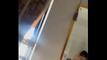 Chica joven culona saltando en una rica verga Chica joven culona saltando en una rica verga
