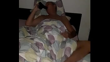 Pomper son gode comme une chienne la nuit