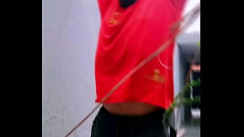 Safadinha senta no pau duro do macho no sofá até gemer alto