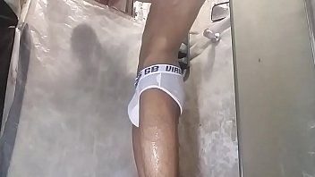 Tomando banho de cueca branca gostoso mostrando metade do pau Tomando banho de cueca branca gostoso mostrando metade do pau