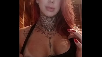 Safada passa creme nos peitos e provoca fãs na internet Safada passa creme nos peitos e provoca fãs na internet