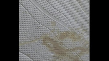 Mă piș pe saltea în pat și mă mastrubez Mă piș pe saltea în pat și mă mastrubez