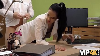 Vip4k hottie ist bereit für sex mit agent für bargeld direkt im büro