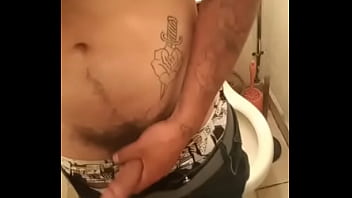 Chacal pervertido muestra su pequeña verga pero peluda Chacal pervertido muestra su pequeña verga pero peluda