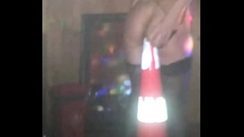 Abriendo el coño con dildo grande