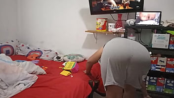 Señora de la limpieza en tanga limpia en el cuarto Señora de la limpieza en tanga limpia en el cuarto