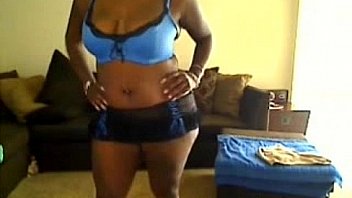 Hot black milf shakes her huge booty on cam