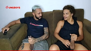 Amigos transando enquanto a esposa não chega em casa Amigos transando enquanto a esposa não chega em casa