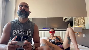 Jogando videogame com o meu namorado ele socou o controle na minha buceta e meteu no meu cuzinho Jogando videogame com o meu namorado ele socou o controle na minha buceta e meteu no meu cuzinho