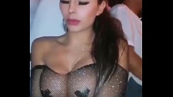Esta hermosa chica hace un baile sensual para todos los seguidores que fueron a la fiesta Esta hermosa chica hace un baile sensual para todos los seguidores que fueron a la fiesta