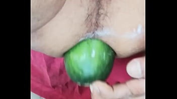 Abriéndome el culo con un grueso pepino Abriéndome el culo con un grueso pepino