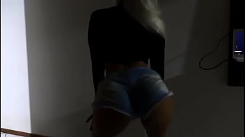 Loira gostosa sensualizando de 4