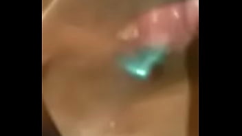 Morena gostosa se acabando na siririca 01