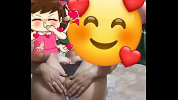 Una linda morena desestresandose