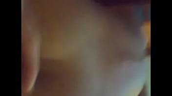 Ninfeta transex sentando na vara