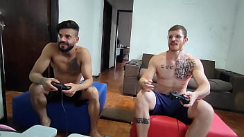 Carmona e hisak jogando video game valendo o toba Carmona e hisak jogando video game valendo o toba